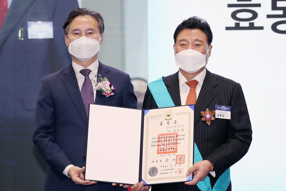 Hyodong_Machine_Receives_Gold_Tower_Industry_Medal_7709_0.jpg Hyodong_Machine_Receives_Gold_Tower_Industry_Medal_7709_0.jpg