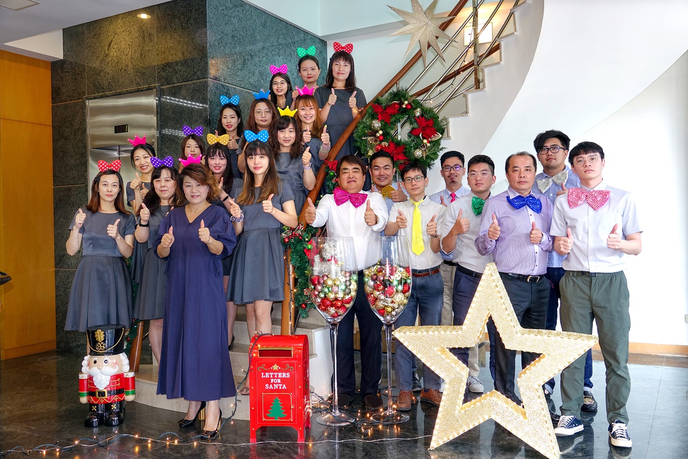 fastener_world_merry_christmas_group_photo_7713_0.jpg fastener_world_merry_christmas_group_photo_7713_0.jpg